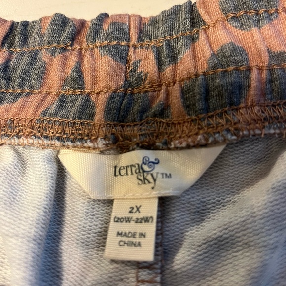 Leopard Print Women's Shorts 2x - Picture 3 of 4